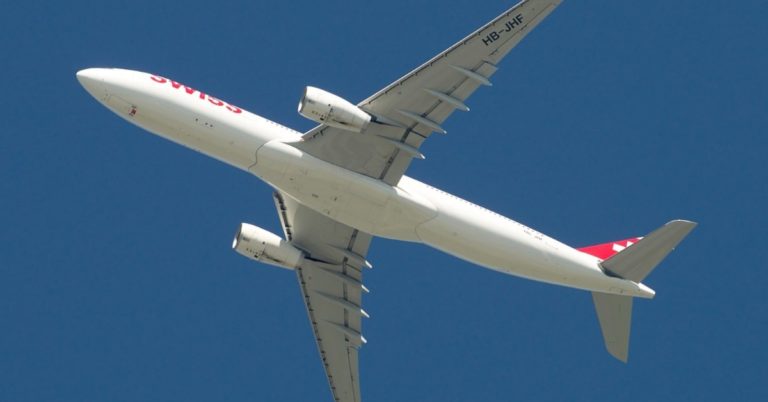 Kur meklēt aviobiļetes par dažiem eiro